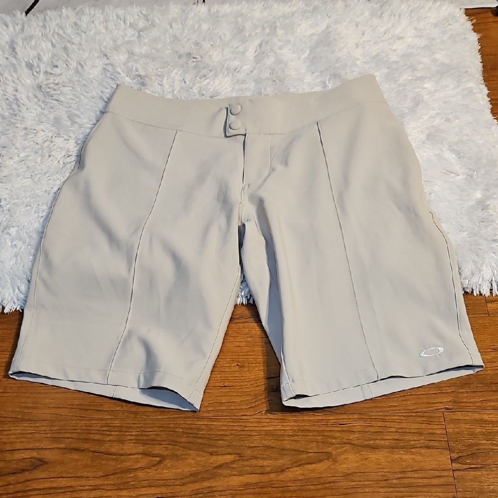 Oakley Womens Golf Shorts Beige Pleated Front Pockets Performance Athletic‎